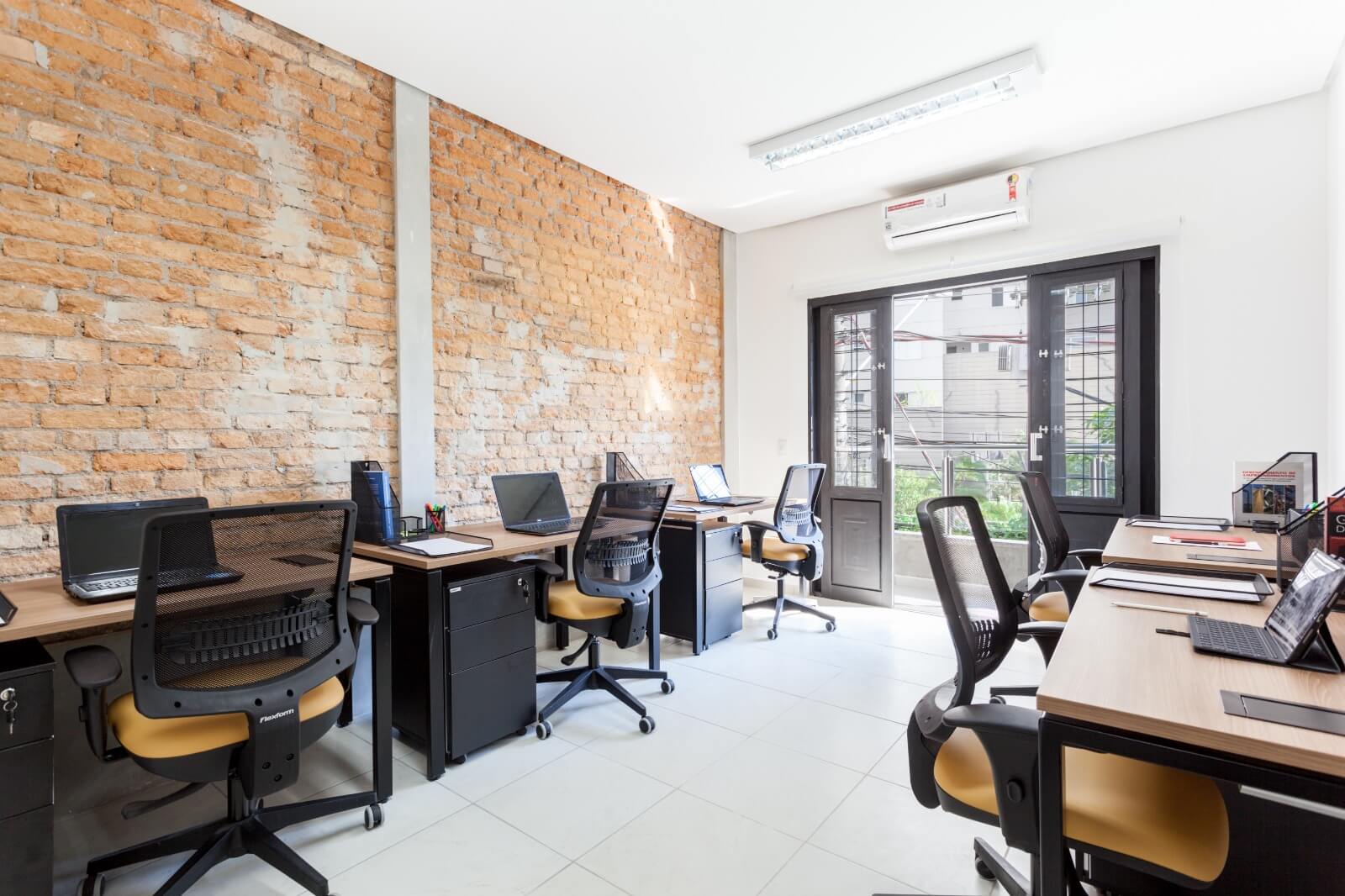 Espaço de coworking iluminado perto do Metrô Paraíso